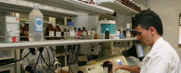Investigación, una fortaleza de la región | Archivo | Las fotos muestran aspectos de los trabajos que se realizan en la Sede de Investigación Universitaria (SIU), de la Universidad de Antioquia. Este referente de la ciudad en este tema se gestó en el año 2000 y funciona desde 2004.