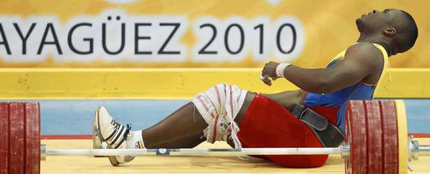 Colombia sigue arriba por pura potencia | Reuters | Wílmer Torres puso el toque de dramatismo en el levantamiento de pesas. En su segundo intento del envión sufrió una lesión en su rodilla derecha, lo que le impidió mejorar su marca. No obstante, se quedó con los tres oros.