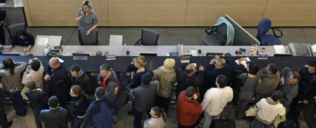 Caos aéreo en Europa, pese apertura de algunos aeropuertos y vuelos de prueba | AP