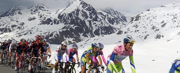 Basso está al borde de la gloria en el Giro | AP | Ivan Basso quedó a un paso del título del Giro de Italia al retener el liderato general después de la penúltima etapa, que ganó Johann Tschopp.