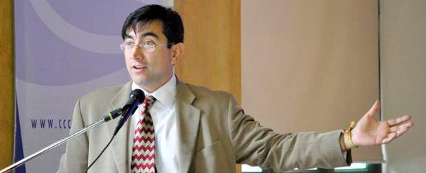 Cortesía. El Ministro Diego Molano Vega comparte escenario con una de la microempresarias que se ha beneficiado del programa Vive Digital. | Colprensa | El Ministro Diego Molano Vega comparte escenario con una de la microempresarias que se ha beneficiado del programa Vive Digital.