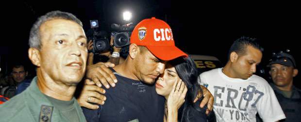 Colombiano fue detenido en rescate del beisbolista Wilson Ramos | AP | Un emotivo reencuentro de Ramos con su familia tras ser rescatado por las autoridades.
