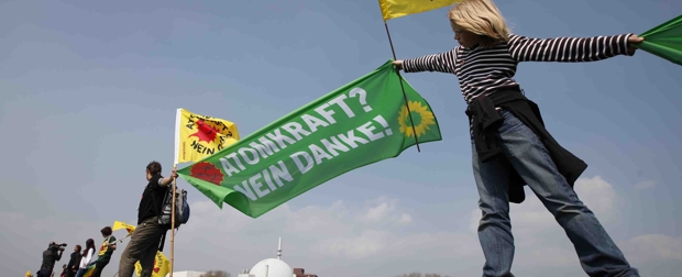 Cadena humana contra las armas nucleares | Reuters | Decenas de miles de personas formaron una cadena antinuclear de 120 kilómetros en Alemania.