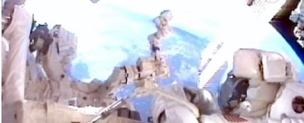 Es la tercera caminata espacial durante el último viaje del transbordador Endeavour | Es la tercera caminata espacial durante el último viaje del transbordador Endeavour