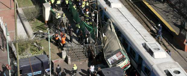 Otras 167 personas resultaron heridas, cuando un tren arrolló a un autobús en un paso a nivel cercano a la estación del barrio de Flores en Buenos Aires. | Reuters | Otras 167 personas resultaron heridas, cuando un tren arrolló a un autobús en un paso a nivel cercano a la estación del barrio de Flores en Buenos Aires.