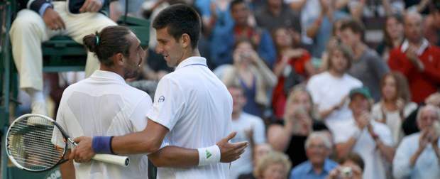 Djokovic, segundo favorito del torneo de Wimbledon, jugará la ronda de los dieciséis mejores contra el francés Michael Llodra. | Reuters | Djokovic, segundo favorito del torneo de Wimbledon, jugará la ronda de los dieciséis mejores contra el francés Michael Llodra.