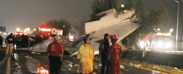 Avión cayó sobre avenida en Monterrey, México | Reuters | El accidente aéreo dejó seis personas muertas.