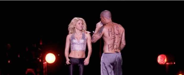 Shakira culmina su gira mundial en Puerto Rico al lado de Calle 13 | Residente se escribió en la espalda un mensaje que decía: "hoy soy tu Piqué", por la relación que la colombiana mantiene con el jugador de la selección española.
