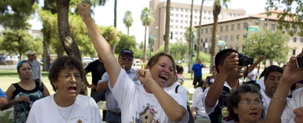 Juez bloqueó partes cruciales de ley de inmigración de Arizona | AP | La decisión de bloquear partes fundamentales de la ley, desató la alegría de los inmigrantes residentes en Arizona.