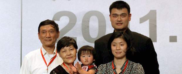 Yao Ming, el gigante chino, se retira del baloncesto | AP | Yao Ming, el centro de los Rockets de Houston, anunció oficialmente que una serie de lesiones en pie y pierna le obligaron a retirarse del baloncesto. Estuvo acompañado por su familia: su esposa, Ye Li; su pequeña hija Yao Qinlei, y sus padres.