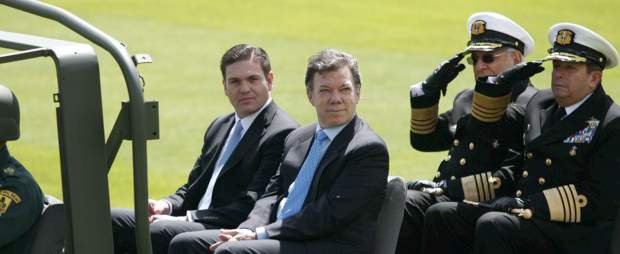 Juan Carlos Pinzón se posesionó como ministro de Defensa | Colprensa- Christian Castillo | Juan Carlos Pinzón tomó posesión como ministro de la Defensa ante el presidente de la República, Juan Manuel Santos, este lunes en ceremonia militar realizada en la Escuela Militar de Cadetes de Bogotá.