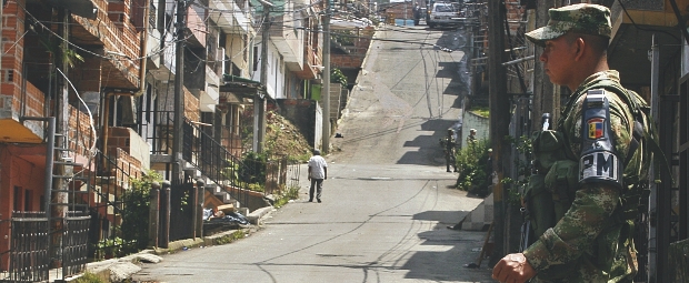 Combos realizan terrorismo: Alcalde | Esteban Vanegas | Pese a la presencia de la Fuerza Pública, ayer hubo nuevamente agresiones verbales y algunos disparos por parte de integrantes de uno de los 'combos'. Varias familias se desplazaron y los negocios estuvieron cerrados en Santa Inés.