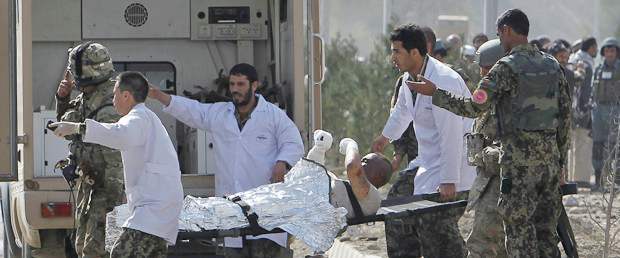 Ataque terrorista deja 13 soldados de Estados Unidos muertos en Afganistán | AP | Un atacante estrelló una camioneta cargada de explosivos contra un convoy de la Otan en Kabul.