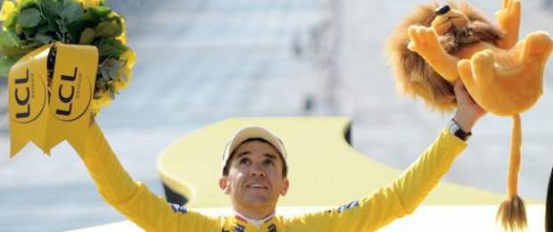 El ciclismo español se quedó sin la regularidad de Carlos Sastre | Archivo-AP | El español Carlos Sastre, de 36 años, anunció este jueves su retirada del ciclismo, "una decisión que ya tenía tomada desde hace un año". En la imagen, celebrando el título del Tour de Francia en el 2008.
