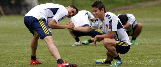 “No se puede vivir de los años ni de la historia”: Giovanni Moreno | Colprensa | Giovanni Moreno y James Rodríguez en uno de los entrenamientos de la selección Colombia en Bogotá.