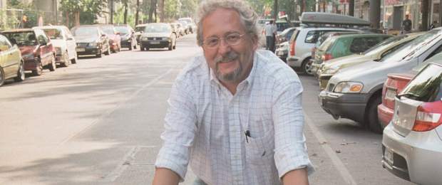 Los poetas también montan bicicleta | Cortesía | Héctor Abad publica su primer libro de poemas, Testamento involuntario , con el sello de Alfaguara. Esta tarde será presentado en Bogotá, con la participación de Mario Jursich y el escritor.