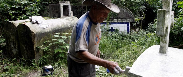 Armero muere dos veces | Jaime Pérez, Enviado Especial-Armero-Guayabal | Algunas tumbas, como la de Laureano Criales, son cuidadas por familiares o amigos de los dolientes, pero otras están abandonadas.