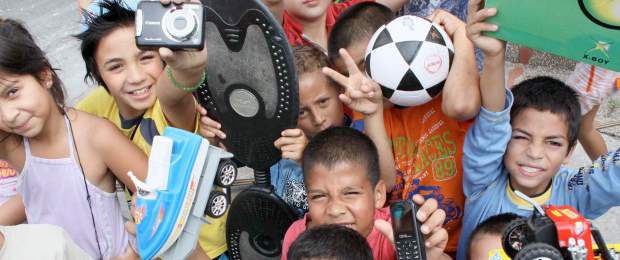 Regalos solidarios que llenan alma y corazón | Manuel Saldarriaga | Muchas son las personas que se ven beneficiadas con la compra de los productos de la Promotora de Comercio Social, la Cruz Roja Colombiana y la Corporación Mundial de la Mujer. Niños, adultos y jóvenes gozarán de una mejor calidad de vida con la venta de lo que estas entidades ofrecen.