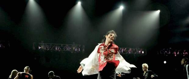 En las últimas semanas de su vida, Michael Jackson dormía con una muñeca en su cama, estaba tan fuertemente sedado que a veces hablaba de modo incoherente y su gira de regreso se veía afectada por grandes problemas. | El juicio contra el médico del rey del pop, Conrad Murray, ha revelado el mal momento por el que pasaba la estrella.