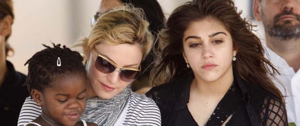 Madonna regresó a Malawi | Reuters | En el nuevo viaje de Madonna a Malaui la acompañaron sus hijas Lourdes y Mercy James, oriunda de ese país.