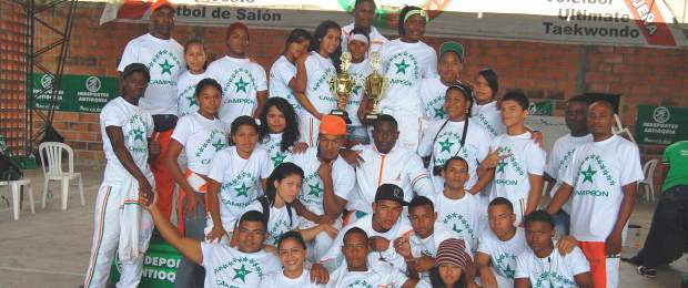 Pesistas de Apartadó son campeones de la nada | Cortesía Yofre López | En La Ceja, Apartadó no desentonó y siguió con el monopolio que lleva en pesas en Antioquia. Allí ajustó 14 títulos en serie. En el Oriente no hubo rival y le aportaron a su municipio 171 puntos, que le sirvieron para terminar segundo en los Juegos Departamentales por debajo de la delegación de Medellín.