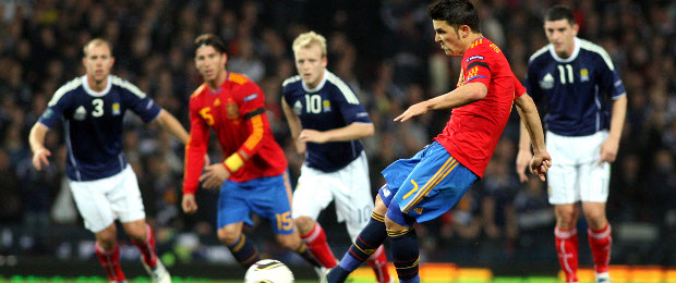 El campeón del mundo ganó; Italia-Serbia suspendido por violencia | AP | David Villa se convirtió en el líder goleador de España en la historia, con 45 tantos.