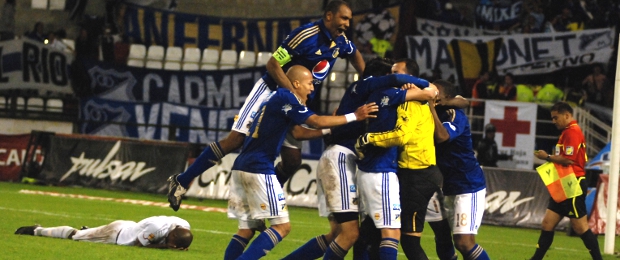 Millonarios eliminó al campeón Once Caldas | Colprensa | La alegría de los jugadores de Millonarios contrasta con la tristeza de Alexis Henríquez que, en el piso, llora la derrota. El arquero Nelson Ramos, figura.