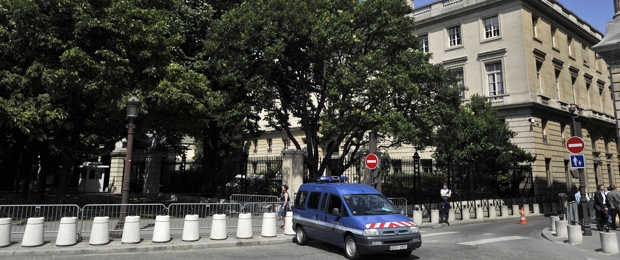 Dos empleados fueron examinados tras recibir correo sospechoso | AP | Dos empleados fueron examinados tras recibir correo sospechoso.