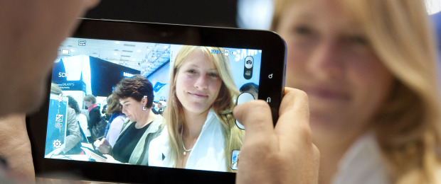 AP | Una fotografía tomada con la nueva ficha de Galaxy de Samsung, un tablet PC con el que buscan competir con el iPad de Apple en la IFA, la mayor feria del mundo de la electrónica de consumo y aparatos eléctricos del hogar, en Berlín, Alemania.
