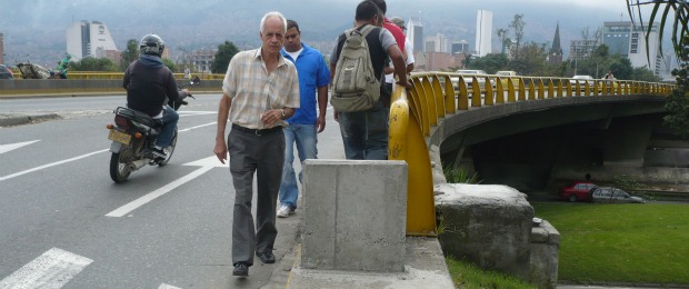 Muro obstruye paso peatonal por puente de calle San Juan | Foto De Un Tipeador | Ante el muro que obstruye el paso por el andén, los peatones deben bajarse a la vía y caminar con cuidado, pues los puede atropellar un vehículo.