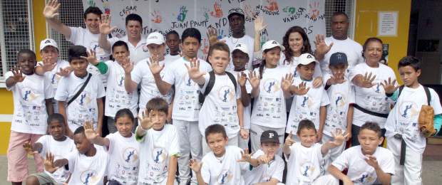 Las semillas del béisbol le juegan a la paz | Manuel Saldarriaga | Este es el equipo de Béisbol por la Paz de la comuna 13, integrado por niños como Daniel Esteban Parra Zapata (en el centro).