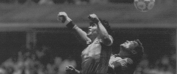 Maradona marcó en un mismo partido los goles más trascendentes de su carrera | Archivo-AP | Imagen del gol de la mano de Dios de Maradona ante Inglaterra en México 86.