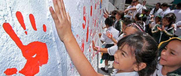 Con manitas de colores clamaron por la vida | Esteban Vanegas | Los niños del colegio Vida y Paz, en el Picacho, pidieron que cese la violencia en las calles de sus barrios. Con sus manos pintadas en un paredón del sector, rindieron un homenaje a las víctimas de la violencia en su comuna.
