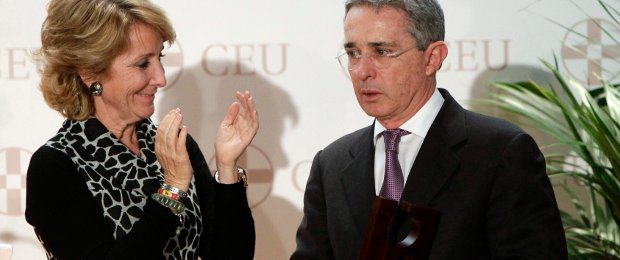 Uribe alerta de la amenaza de un posible "desarrollo nuclear" en Venezuela | Reuters | Álvaro Uribe Vélez recibió este miércoles el II Premio Internacional La Puerta del Recuerdo, que concede el Observatorio Internacional de Víctimas del Terrorismo de la Fundación San Pablo CEU.