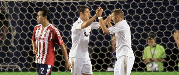 Mourinho dice que la actitud de Ronaldo es fantástica | Reuters | Cristiano Ronaldo anotó el miércoles tres goles con una diferencia de nueve minutos en el segundo tiempo y el Real Madrid goleó por 3-0 al equipo mexicano de las Chivas del Guadalajara en un partido amistoso.