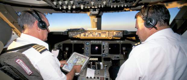 Toughpad, una tableta ruda | Con la Toughpad un piloto puede seguir en tiempo real los mapas de navegación. La nueva tableta se une a la familia Toughbook, que comenzará a usar la Policía Metropolitana de Bogotá.