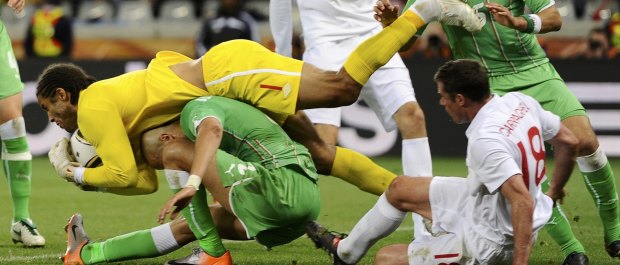 Inglaterra se mostró incapaz ante un rival sin recursos | Reuters | Los dos porteros, James (de amarillo en la foto) en Inglaterra, en sustitución del defenestrado Green, y Mbolhi en Argelia, en lugar de Chaouchi, apenas tuvieron que intervenir en acciones de peligro.