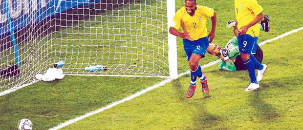 La física jugó en Sudáfrica 2010 | Archivo | En el gol de Maicon, Brasil, contra Corea del Norte, uno de los más bonitos del Mundial, el balón tomó una curva extraña, que descolocó al portero asiático. ¿Efectos de la altura o un golpe con todas las leyes físicas? Fue en Ellis Park a 1.700 metros sobre el nivel del mar. En la imagen, Maicon en otro torneo.