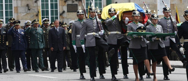 Este lunes se cumplieron en la Catedral Primada de Colombia las exequias de Coronel Julián Ernesto Guevara. Asistió el presidente de la República, Álvaro Uribe Vélez y altos mandos militares y del Gobierno. | Colprensa-Christian Castillo | Este lunes se cumplieron en la Catedral Primada de Colombia las exequias de Coronel Julián Ernesto Guevara. Asistió el presidente de la República, Álvaro Uribe Vélez y altos mandos militares y del Gobierno.