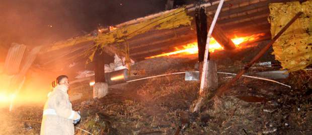 Las autoridades lucharon contra las fuertes llamas hasta lograr controlar la situación. | Edwin Bustamante | Las autoridades lucharon contra las fuertes llamas hasta lograr controlar la situación.