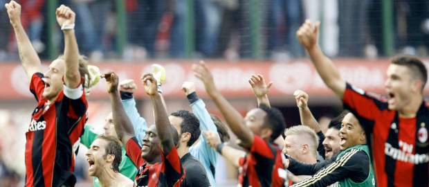 Milan acaricia el scudetto | Reuters | El equipo de Mario Alberto Yepes quedó a un punto de conseguir su título 18 de la Liga Italiana.