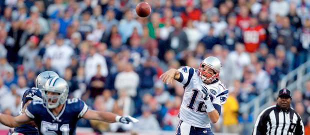 Packers son los únicos invictos en la Liga Nacional de la NFL | Reuters | Tom Brady hizo un envío de ocho yardas para "touchdown" o anotación a su receptor preferido de la jornada, el hispano Aaron Hernández, cuando restaban 22 segundos para el final del partido y llevó a los Patriots a conseguir un triunfo por 20-16.
