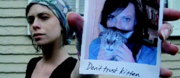 "Cuando la vida te dé un tumor... haz limonada" | Alieofthemind.com | Samantha Kittle parodiando Memento , una película en la que el protagonista sufre un desorden neurológico que le impide tener memoria a corto plazo. Esta actriz de 26 años es la autora del blog www.alieofthemind.com