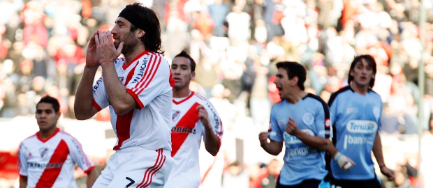 River Plate no fue capaz con Belgrano y perdió la categoría | Reuters | Mariano Pavone anotó el único gol de River. En la imagen, se lamenta al desperdiciar un penalti.