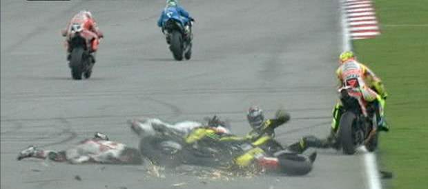 Dolor en el MotoGP por muerte de Marco Simoncelli | AP | La caída protagonizada por Simoncelli fue violenta.