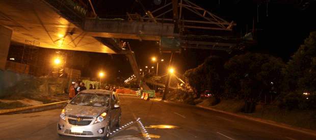 Cuatro heridos dejó caída de parte de la estructura del puente de la Calle 4Sur | Julio César Herrera | Un accidente se registró este sábado en la noche a la altura del puente de la calle 4Sur.