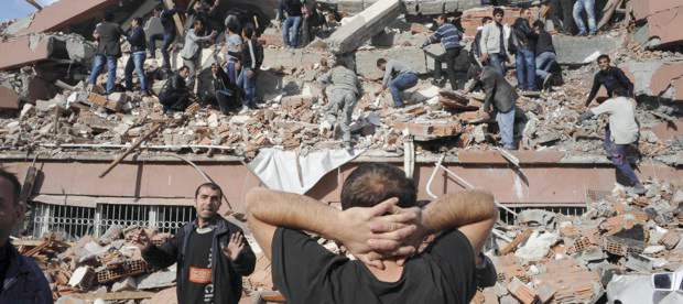 Terremoto en Turquía habría dejado por lo menos 500 muertos | Reuters | Las autoridades han tenido dificultades para desplazarse a las zonas afectadas por los daños de algunas vías.