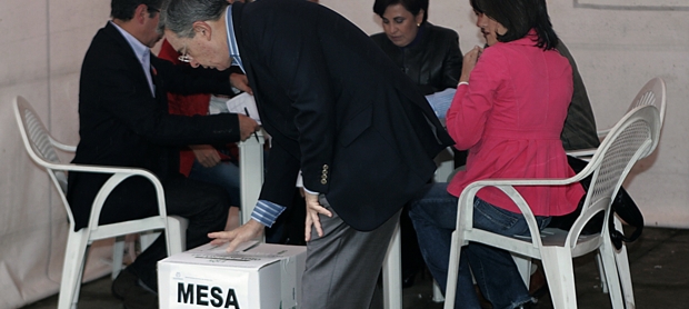 Uribe invitó a los colombianos a cumplir con el deber democrático | Reuters | El presidente Álvaro Urive Vélez madrugó a votar.