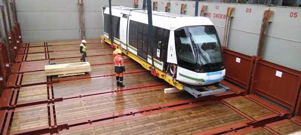 Tras 28 días de viaje en barco, un carro del tranvía llega a Medellín