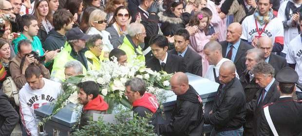 Amigos y familiares despidieron a SuperSic | Reuters | Al término de la ceremonia, la salida del féretro estuvo acompañada por la canción Siamo solo noi (Somos solo nosotros) del cantante Vasco Rossi, la preferida del piloto.